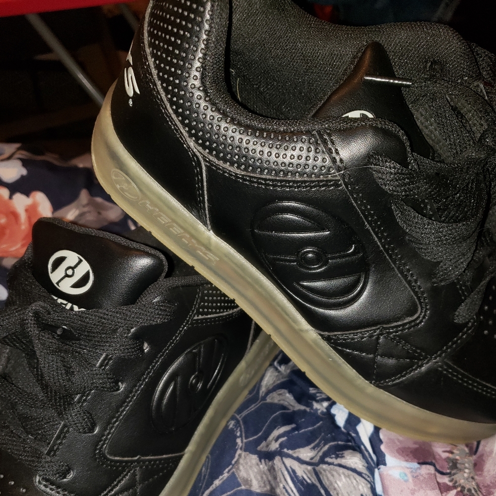 Kids Black Light Up Heelys Skate Shoes Size YTH 5